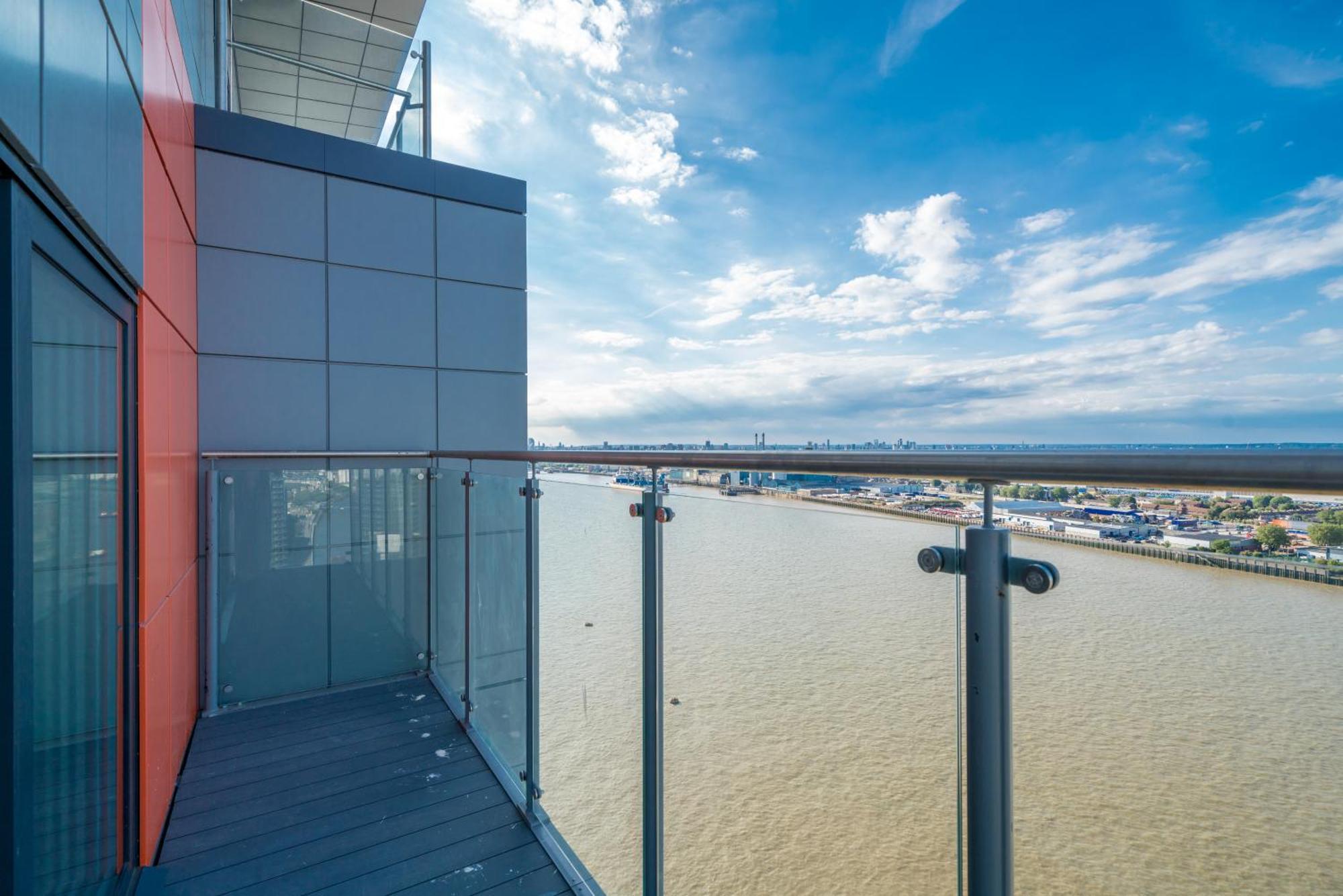 Skyvillion - London River Thames Top Floor Apartments By Woolwich Ferry, Mins To London Excel, O2 Arena , London City Airport With Parking 外观 照片