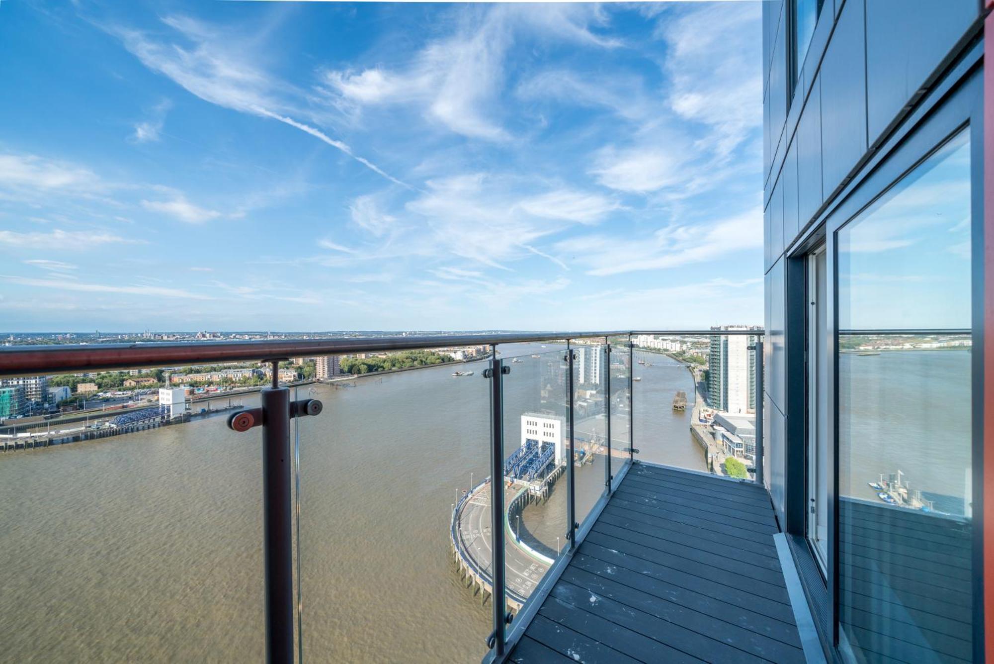 Skyvillion - London River Thames Top Floor Apartments By Woolwich Ferry, Mins To London Excel, O2 Arena , London City Airport With Parking 外观 照片