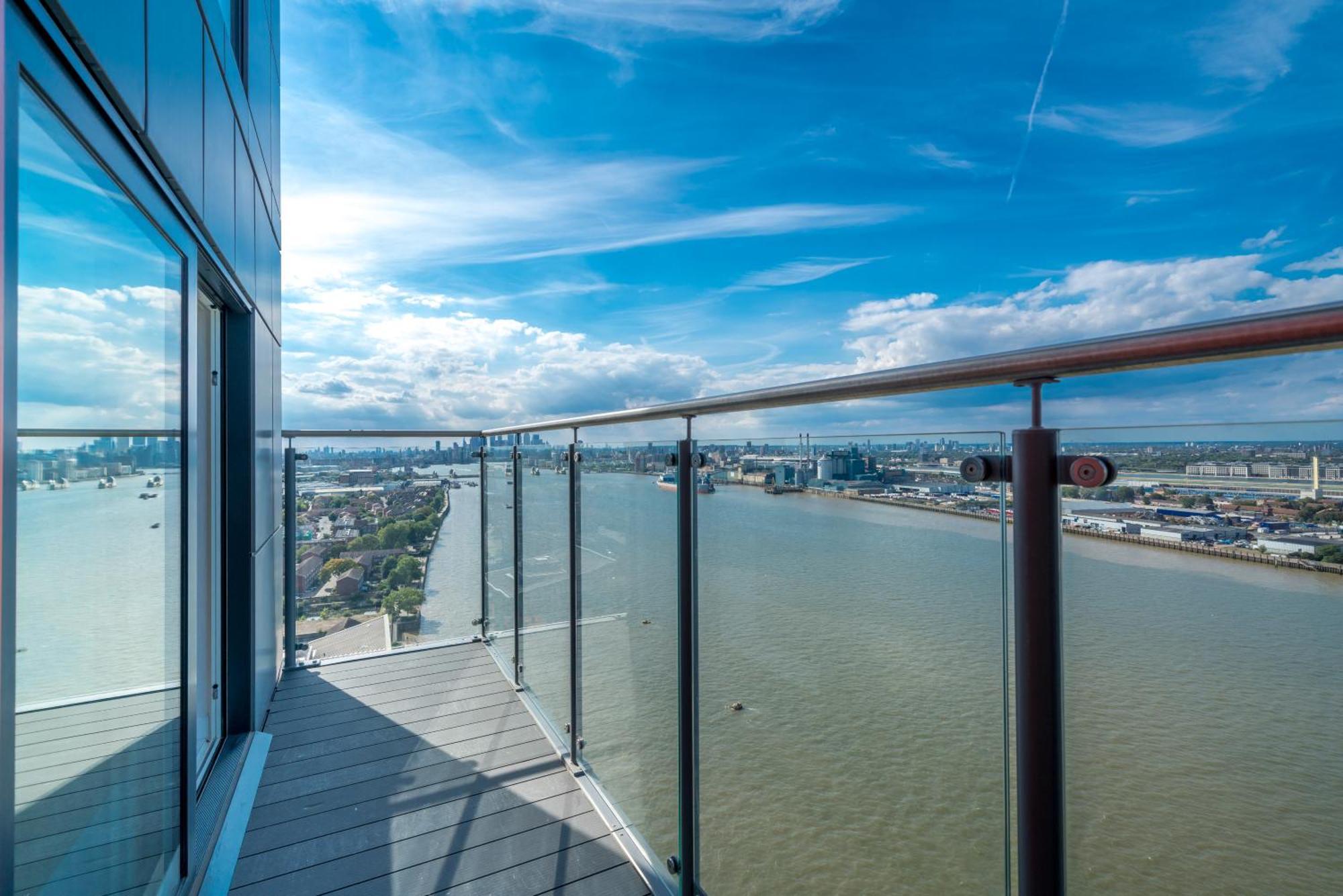 Skyvillion - London River Thames Top Floor Apartments By Woolwich Ferry, Mins To London Excel, O2 Arena , London City Airport With Parking 外观 照片