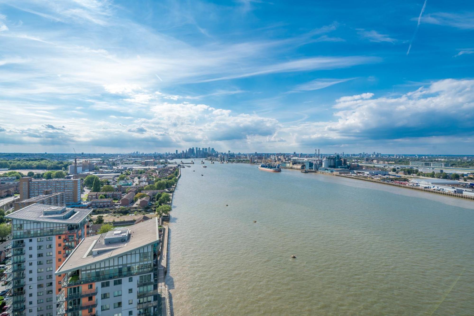 Skyvillion - London River Thames Top Floor Apartments By Woolwich Ferry, Mins To London Excel, O2 Arena , London City Airport With Parking 外观 照片