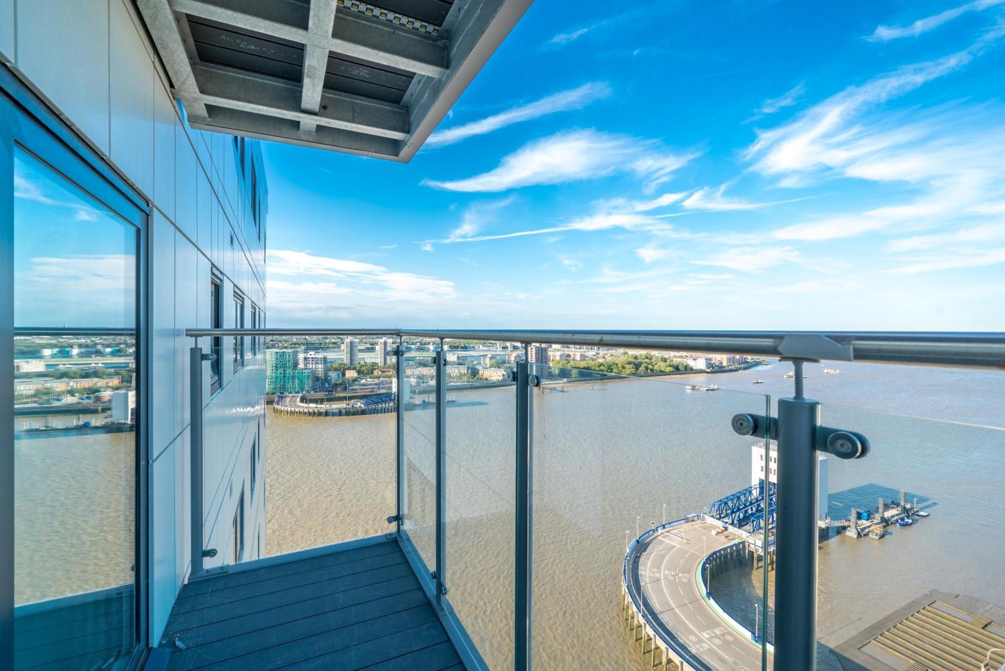 Skyvillion - London River Thames Top Floor Apartments By Woolwich Ferry, Mins To London Excel, O2 Arena , London City Airport With Parking 外观 照片